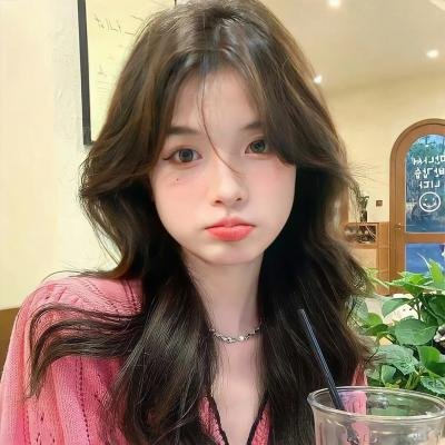 照片中的女孩